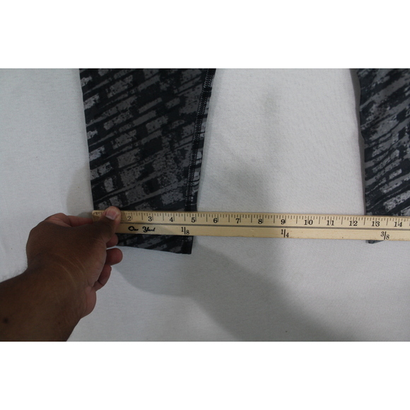 Under Armour Women Black Camo Leggings Yoga Active Size - Picture 5 of 8